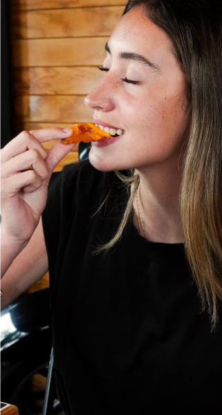 Mujer comiendo boneless