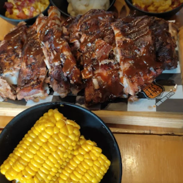 Costillitas en bbq con diferentes salsas y elote dulce