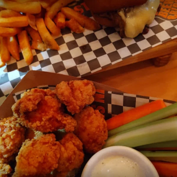 Boneless con zanahoria, apio y aderezo ranch
