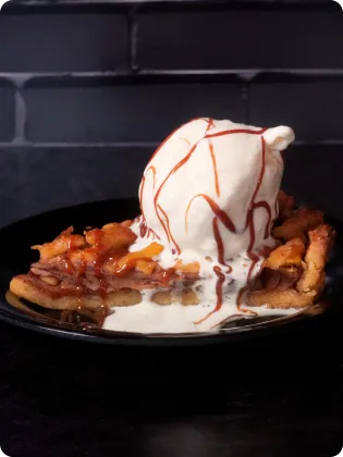 Postre de pay con nueve de vainilla y caramelo