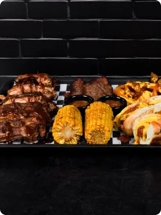 Sampler con variedad de alimentos como elotes, costillitas y alitas